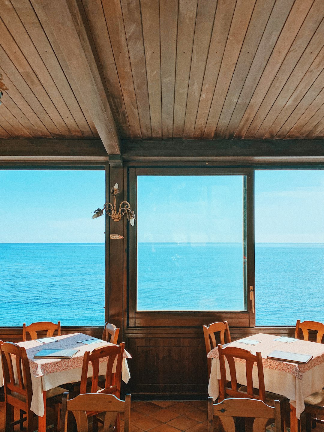 Restauracyjne stoły z widokiem na ocean.